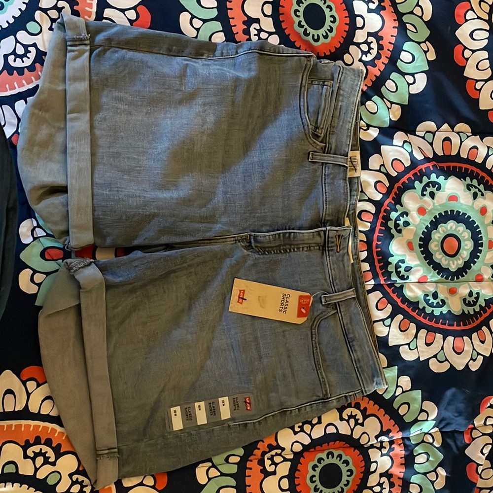 Levi denim shorts for summer!